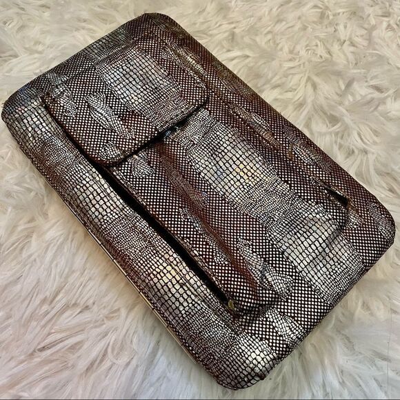 💥Host Pick!💥 Vintage Y2K Holographic Silver Snakeskin Clutch - Picture 1 of 10